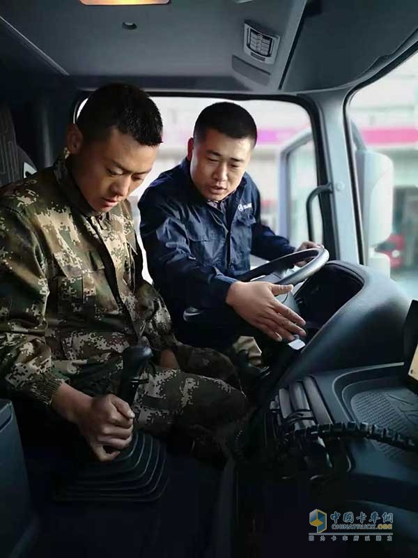 黃瀅恒在駕駛室指導(dǎo)消防官兵實操駕駛