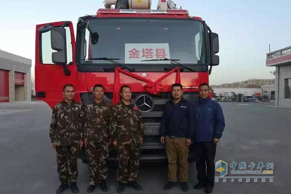 黃瀅恒、司機(jī)趙文學(xué)在金塔消防大隊與消防官兵合影