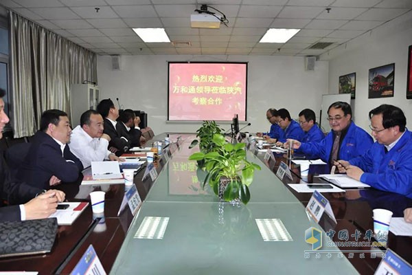 陜汽重卡對(duì)客戶的到來(lái)表示熱烈歡迎
