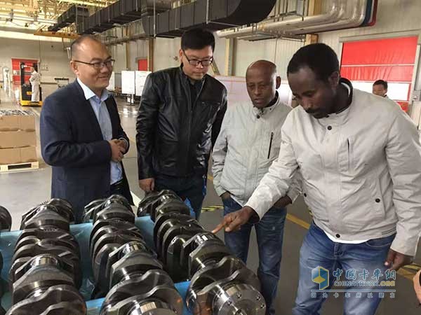 埃塞俄比亞的合作伙伴董事長(zhǎng)Mr.Lewis(路易斯先生)，總經(jīng)理Mr.Fekadu(弗坎竇先生)參觀東風(fēng)商用車工廠