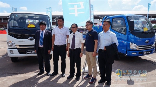 云南省商務廳副廳長周學文等一行領導蒞臨參觀了時駿(SOJEN)汽車展位