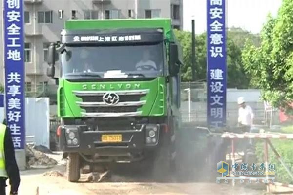 四川綿陽安州的工地上，新型紅巖智能渣土車已在“服役”