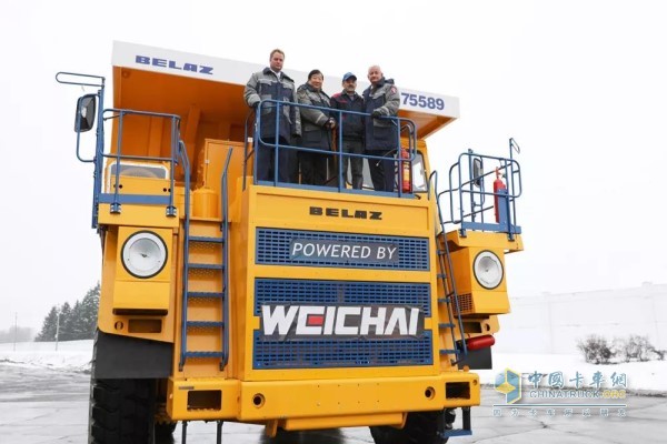 濰柴博杜安12M33發(fā)動(dòng)機(jī)動(dòng)力強(qiáng)勁，驅(qū)動(dòng)90噸大型礦卡緩緩前進(jìn)