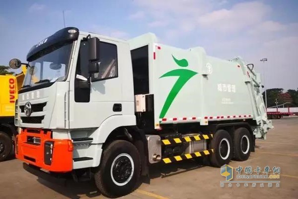 搭載上汽動力D系列發(fā)動機的上汽紅巖城市環(huán)衛(wèi)車