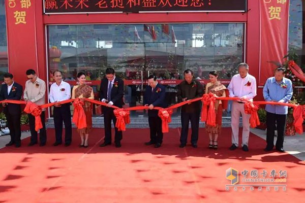 上汽紅巖4S店老撾首都萬(wàn)象開(kāi)業(yè)慶典現(xiàn)場(chǎng)