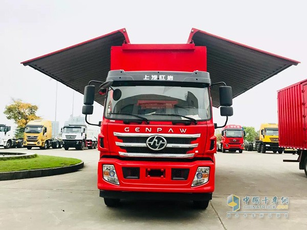 杰豹廂式、翼開(kāi)啟廂式運(yùn)輸車(chē)貨箱最長(zhǎng)可達(dá)9.8米
