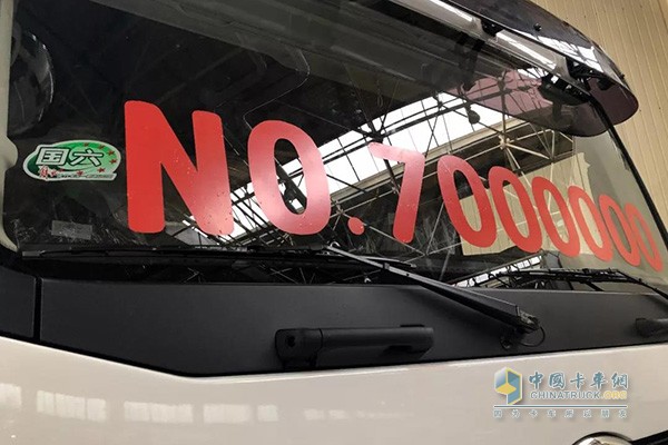 第700萬(wàn)輛解放卡車(chē)搭載錫柴國(guó)六發(fā)動(dòng)機(jī)