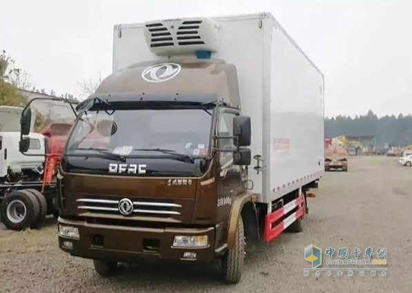 會展現場的東風輕型車冷藏車