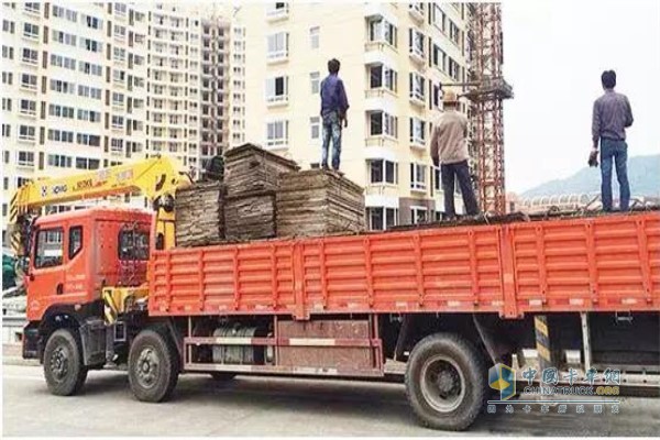卡車(chē)司機(jī)參與卸貨