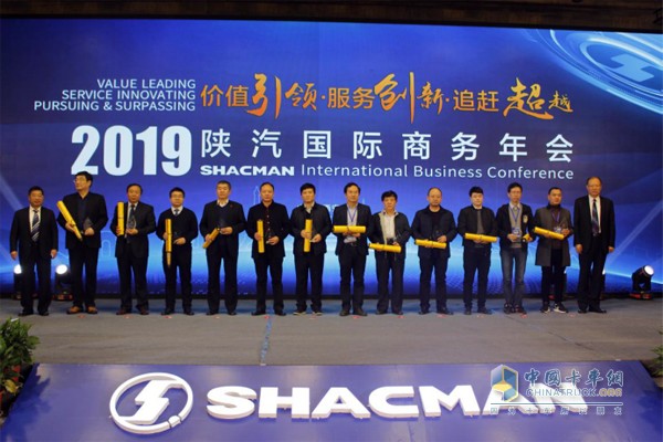為12家優(yōu)秀中資企業(yè)客戶頒發(fā)“合作共贏獎”、贈送“一帶一路”紀念獎品