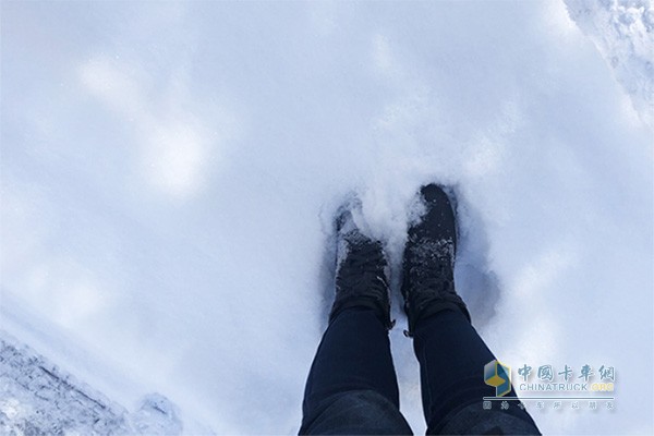 ?大雪，積雪厚度已沒過(guò)腳踝