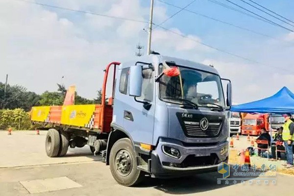 東風天龍載貨車