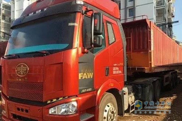 搭載錫柴CA6DL2-35E3發(fā)動(dòng)機(jī)的解放J6P