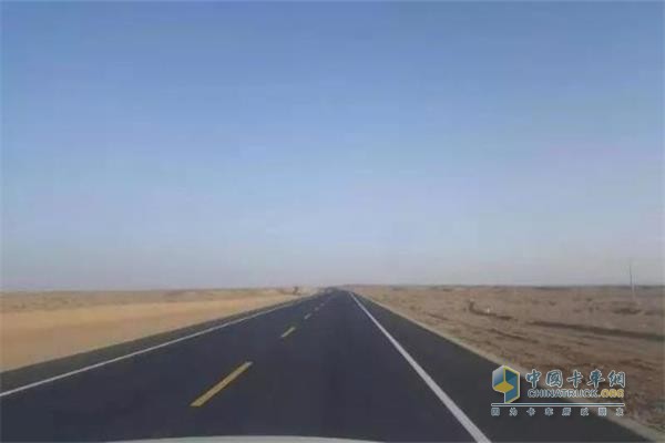 　唯一的口岸公路G215線全線貫通