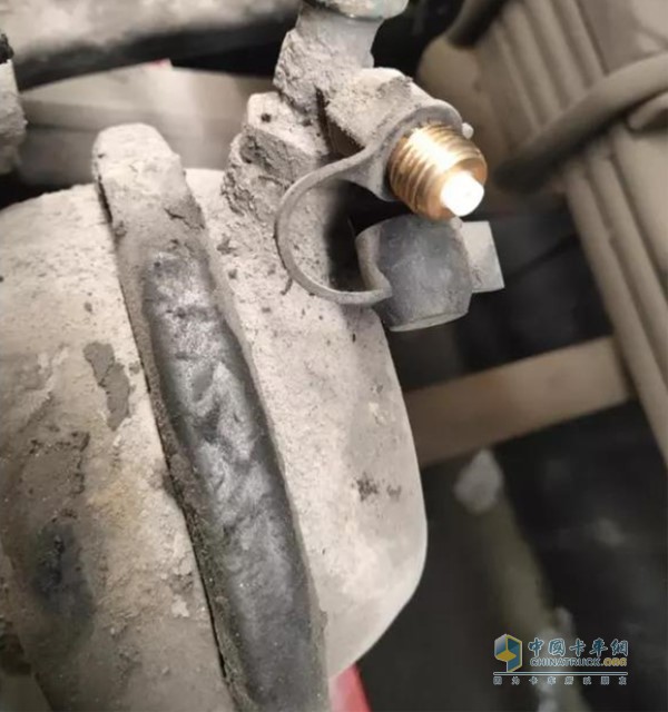 前行車制動閥泄氣口