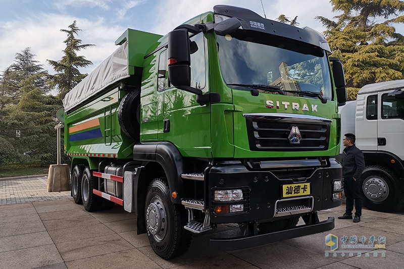 新斯太爾 D7B 8X4 國(guó)五 380馬力 環(huán)保智能渣土車 