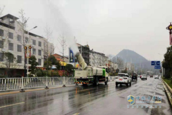 臨湘市來(lái)了個(gè)巨型降霾除塵“神器”