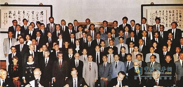 1988年9月27日，“引進(jìn)德國奔馳重型汽車技術(shù)改造項(xiàng)目”簽字儀式在人民大會堂舉行