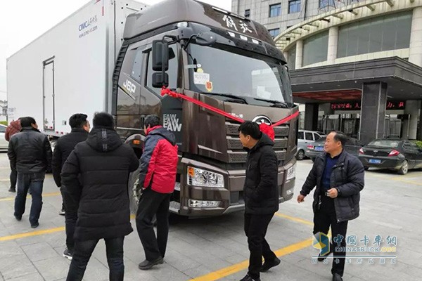 解放專用車江蘇負責人張銳經理講解一汽解放2018款J6P 8x4冷藏車