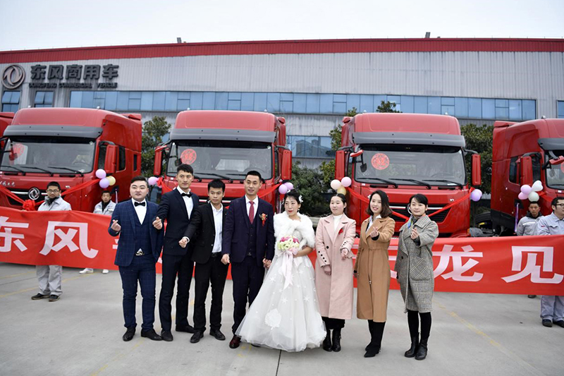 東風(fēng)天龍KL竟成媒人 十臺(tái)婚車(chē)為幸福續(xù)航