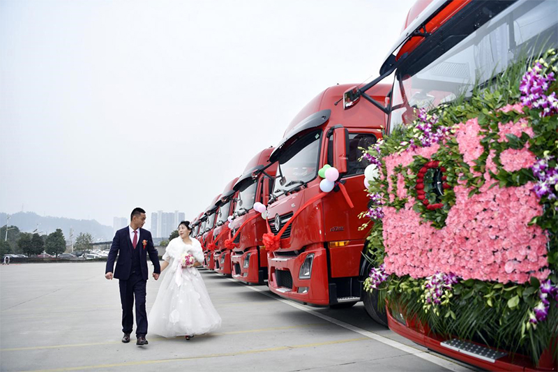 東風(fēng)天龍KL竟成媒人 十臺(tái)婚車(chē)為幸福續(xù)航