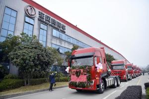 東風(fēng)天龍KL竟成媒人 十臺(tái)婚車(chē)為幸福續(xù)航