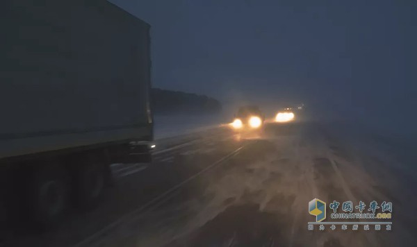 雪霧行車 多按喇叭多用燈
