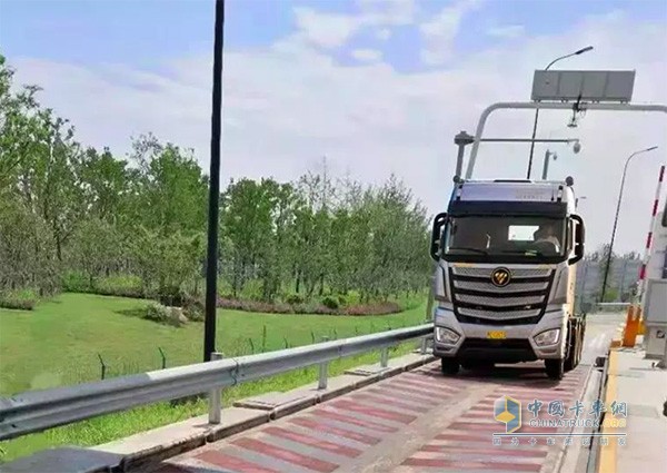 進(jìn)行貨車ETC測試的歐曼EST-A超級(jí)重卡