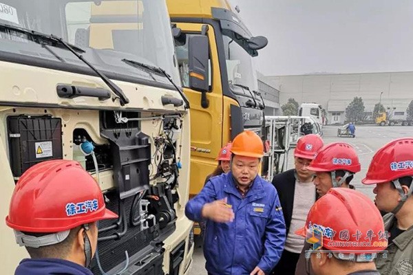 在徐工自卸車平臺(tái)代表的帶領(lǐng)下參觀廠區(qū)，深入了解產(chǎn)品性能