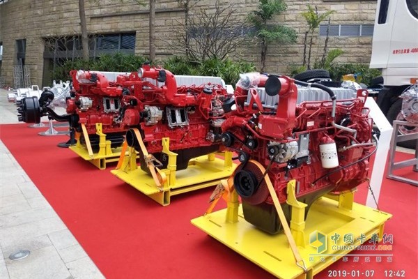 后兩款發(fā)動機為國六560大馬力發(fā)動機，前一款為國五350馬力發(fā)動機