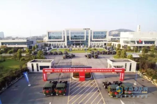 2017年國內(nèi)天然氣重卡第一大單，300臺(tái)漢風(fēng)G7 LNG牽引車發(fā)車儀式