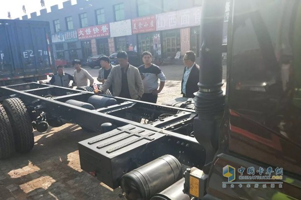 銷售人員對現(xiàn)場展車的可靠性能自重更輕等方面進行了詳細地對比介紹