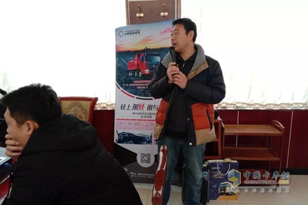 工作人員向參會人員介紹陜汽商用車軒德6系產(chǎn)品的技術(shù)特點和優(yōu)勢亮點