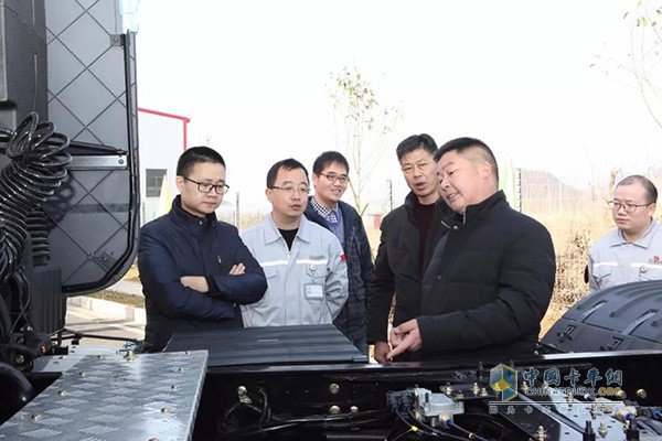 客戶秦文婷在車前談論自己的駕車體驗