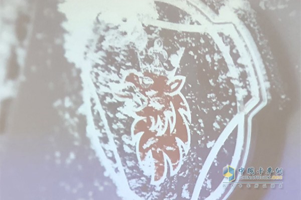 冰雪下的斯堪尼亞LOGO，卻顯示出別樣的堅強(qiáng)風(fēng)骨