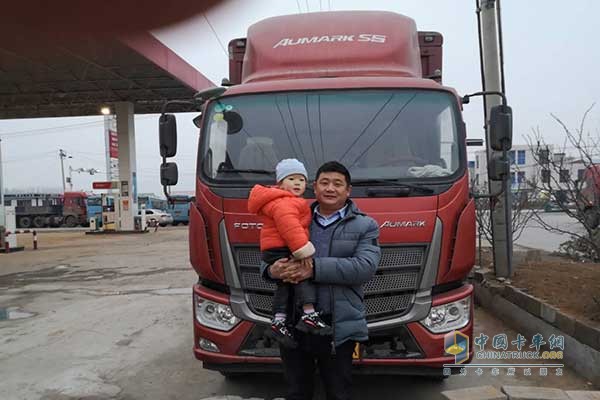 臨沂用戶王貴強(qiáng)和愛(ài)女及愛(ài)車(chē)合影