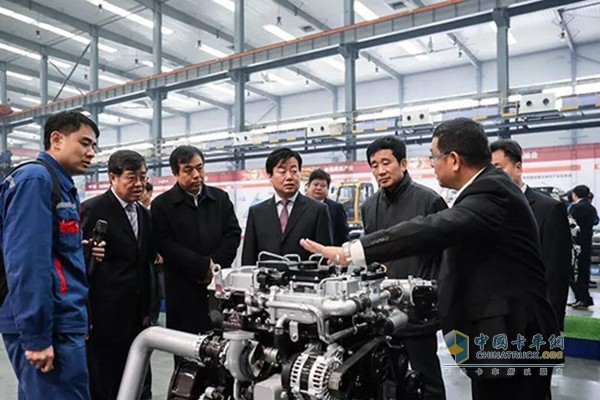 王寧崗、王延宏一行參觀玉柴發(fā)動(dòng)機(jī)車(chē)間