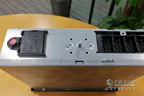TCO背后的照片，看到明顯的內(nèi)置有電池的標(biāo)志