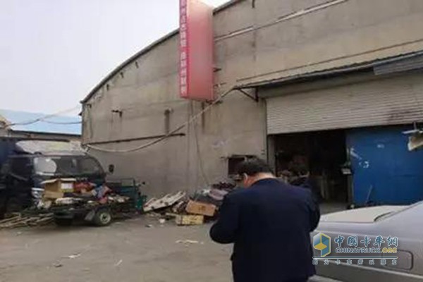 執(zhí)法人員進入侵權(quán)商家進行檢查