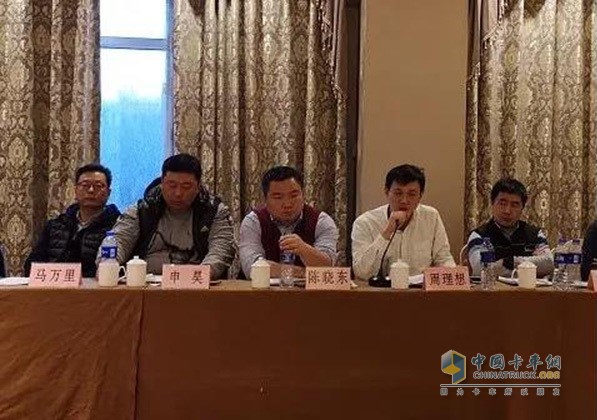 聯(lián)合卡車營銷公司總經(jīng)理助理、北方市場總經(jīng)理周理想(右二)發(fā)言