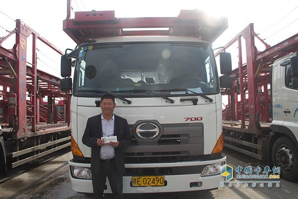 廣汽日野中置軸轎運(yùn)車用戶王玉偉接受發(fā)現(xiàn)信賴采訪