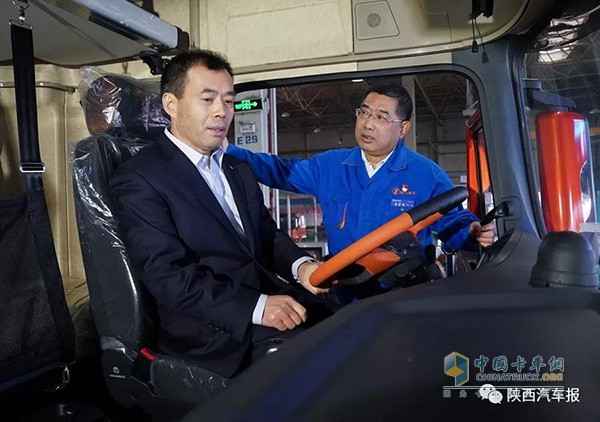 北汽福田董事長(zhǎng)張夕勇試乘陜汽重卡