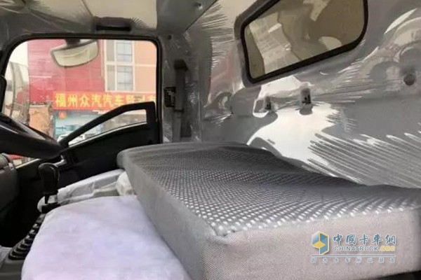 中國(guó)重汽HOWO輕卡臥鋪