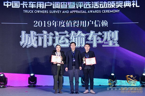 福田奧鈴CTS代表上臺領(lǐng)取獎杯與獎狀