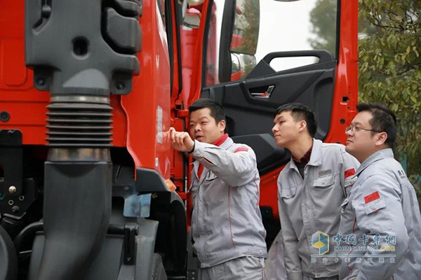 東風(fēng)商用車技術(shù)人員現(xiàn)場講解新車技術(shù)亮點
