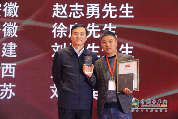 趙志勇師傅與安徽江淮汽車集團(tuán)股份有限公司董事長安進(jìn)合影