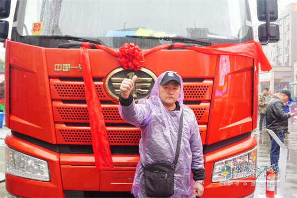 活動現(xiàn)場的卡友為解放卡車點贊