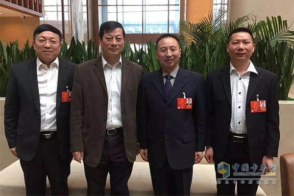 全國(guó)人大代表、東風(fēng)商用車有限公司車輛工廠調(diào)檢一車間班長(zhǎng)王建清（左三）