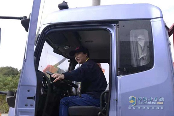 第四季東風(fēng)天龍中國(guó)卡車駕駛員大賽參賽選手徐愛青