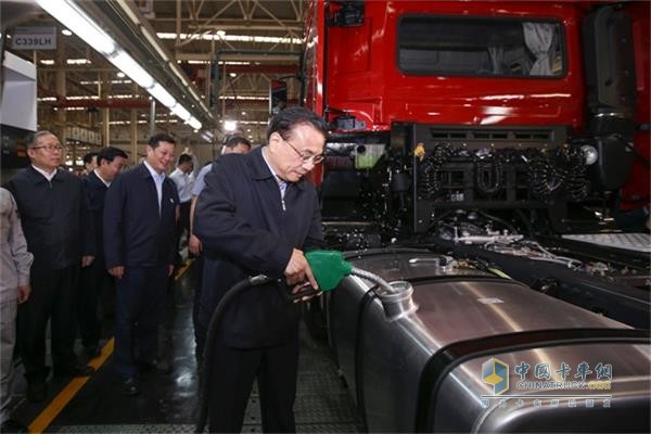 李克強總理為紅色重型卡車加滿油